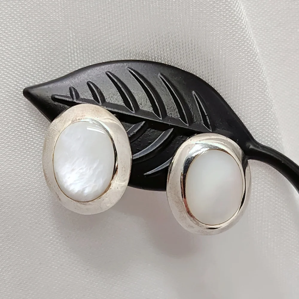 Vintage Sterling Silver White Mother Of Pearl Oval Post Back Earrings - Picture 3 of 8